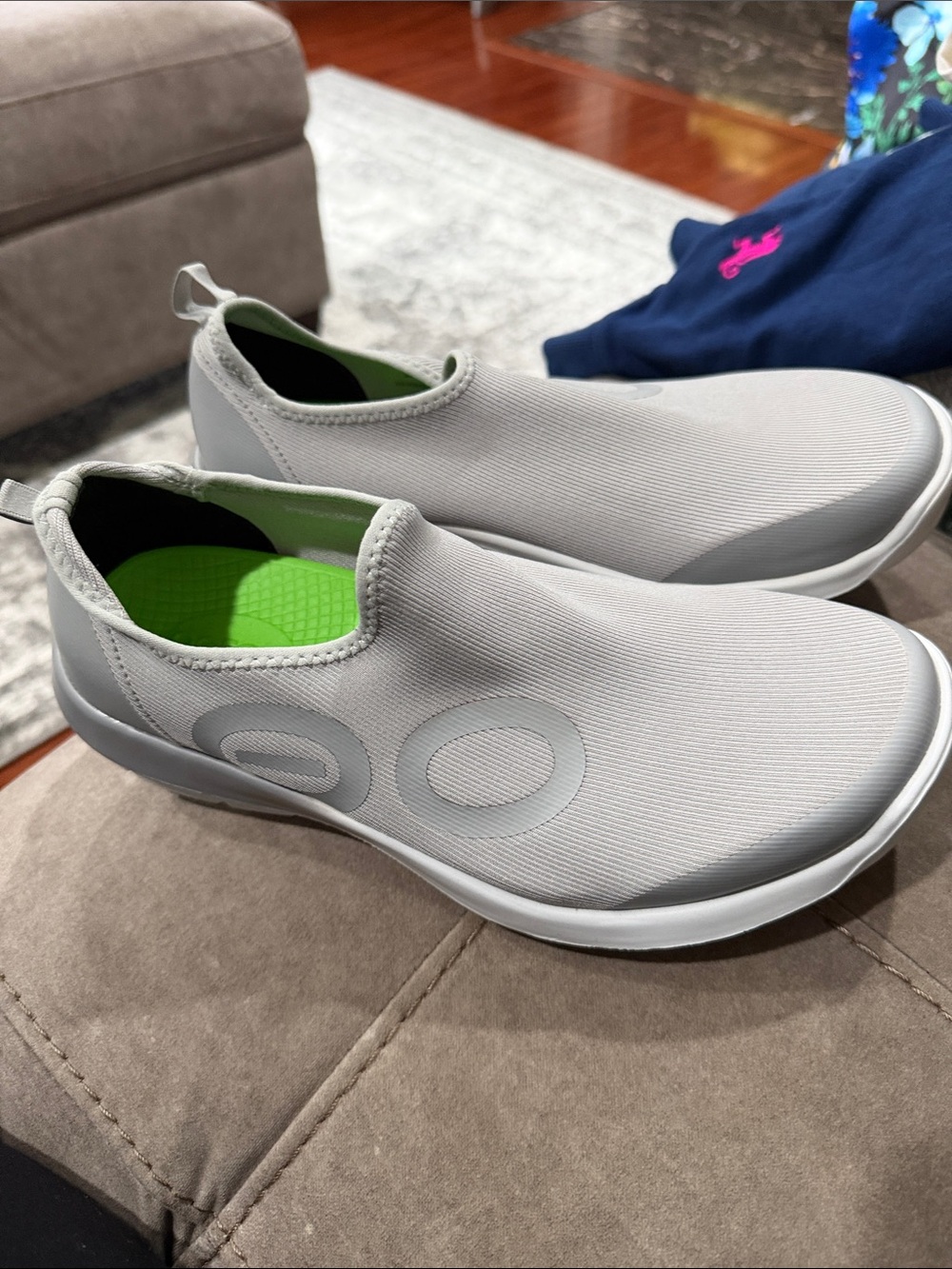 OOFOS OOmg eeZee Low White Slip On Sneaker Recovery Shoes NWOT